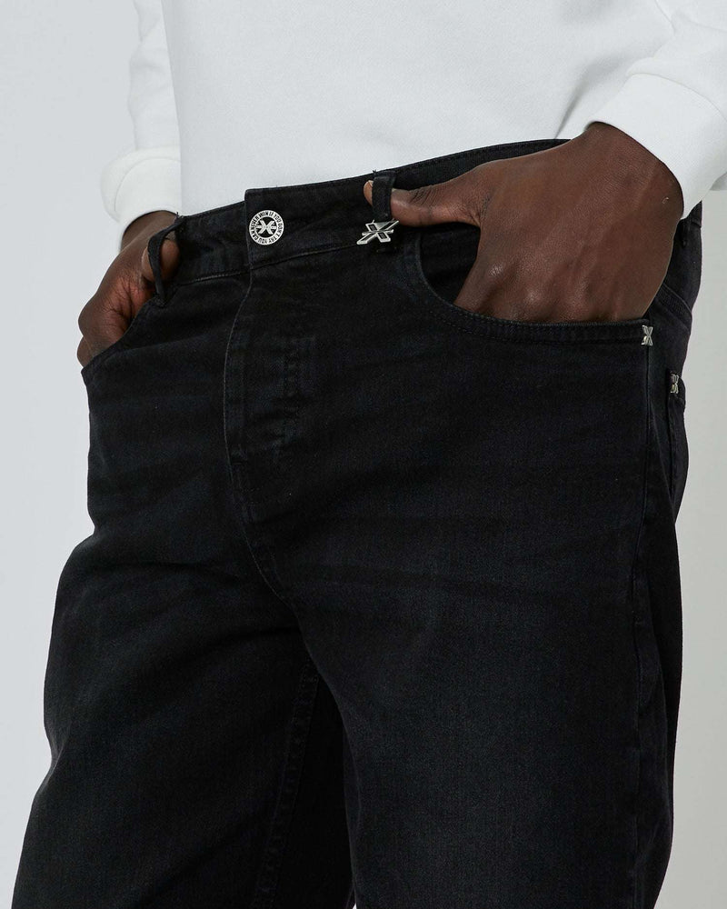 Jeans slim fit con etichetta metallica sul davanti