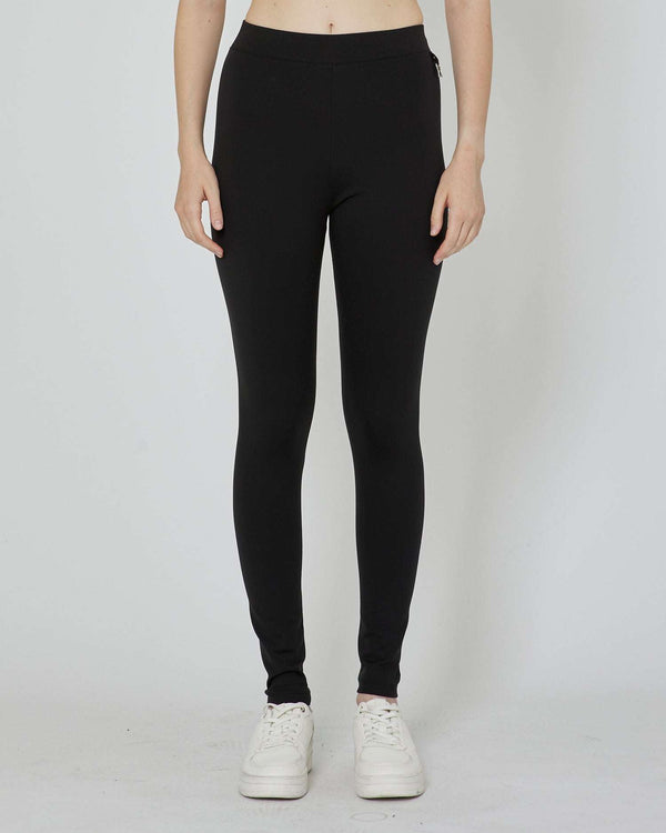 Leggings with metal label on the front