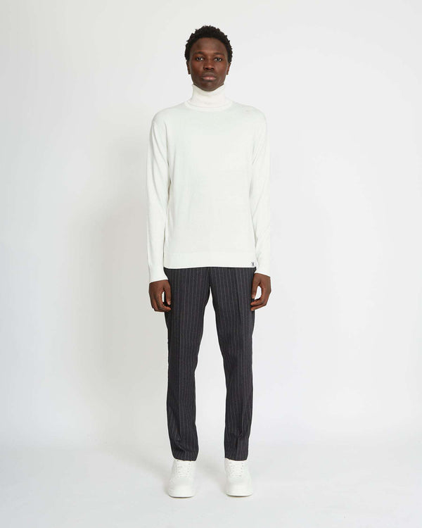 Turtleneck sweater with contrasting edges