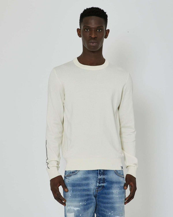 Sweater with contrasting edges
