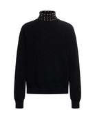 Maglione uomo nero con collo alto e dettagli metallici Maglia