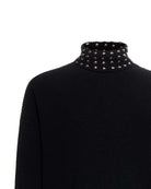 Maglione uomo nero con collo alto e dettagli metallici Maglia