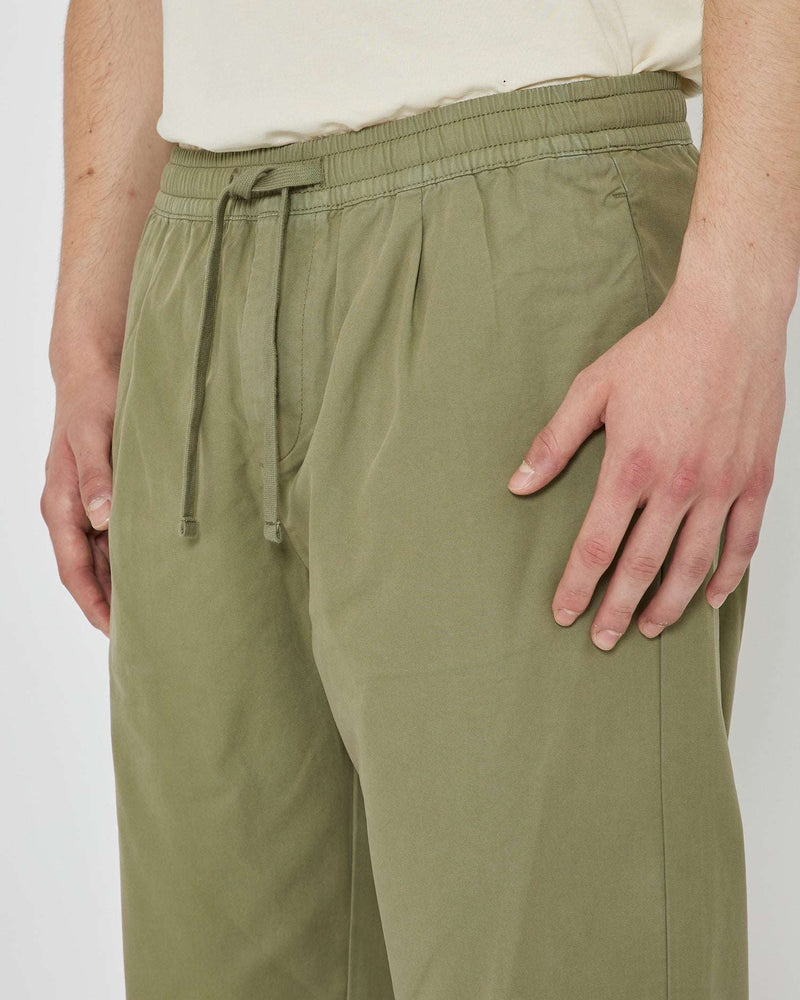 Pantaloni con etichetta logata sul retro