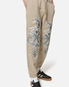 Pantaloni jogger beige con ricami decorativi Pantaloni