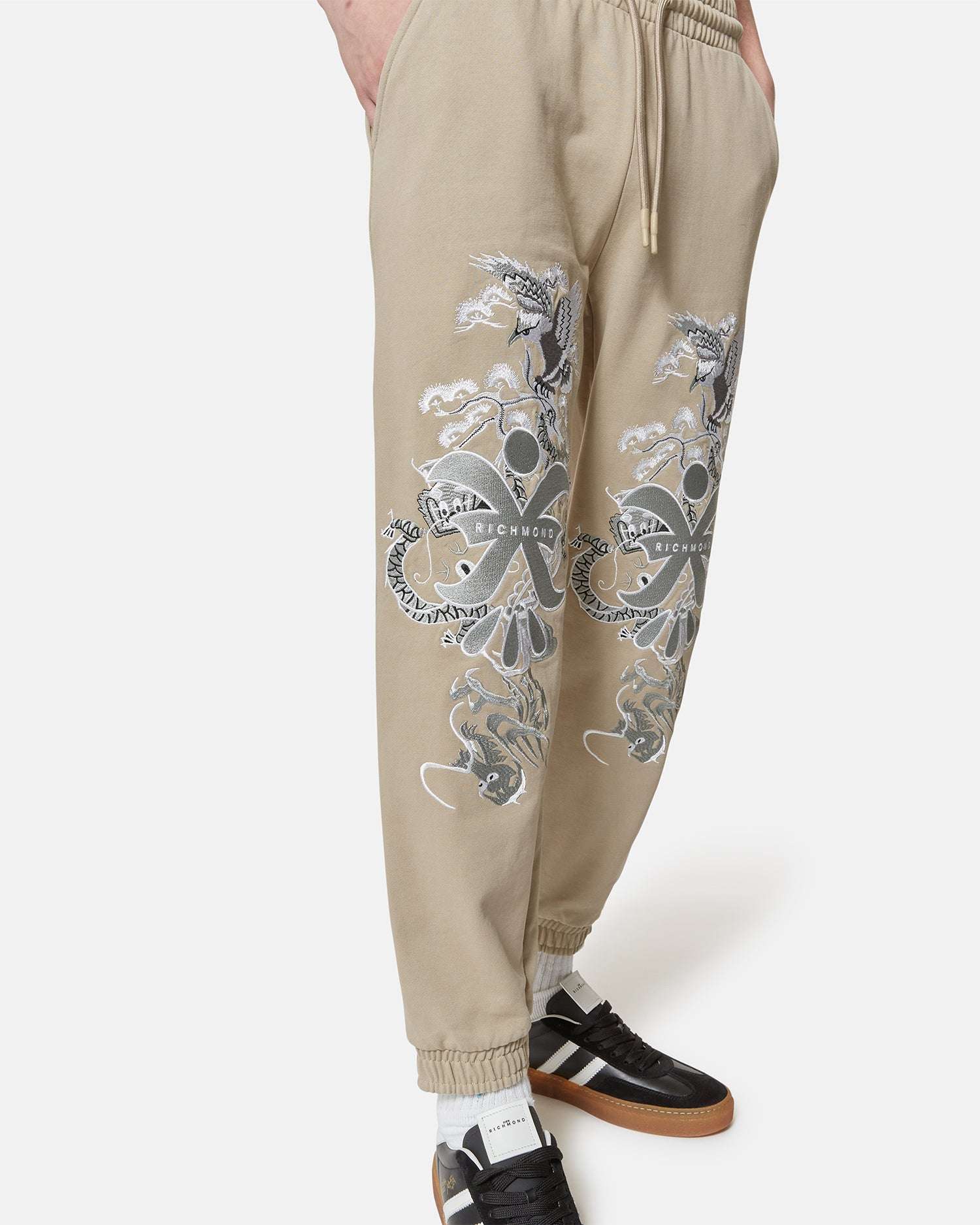 Pantaloni jogger beige con ricami decorativi Pantaloni