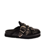 Sabot con fibbie e borchie &amp;ndash; Stile rock per look decisi Scarpa