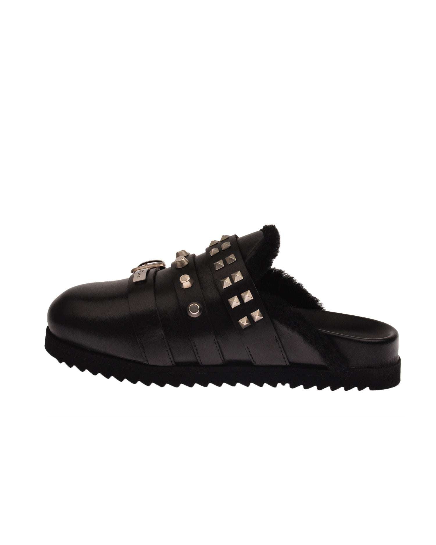 Sabot con fibbie e borchie &amp;ndash; Stile rock per look decisi Scarpa