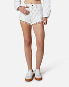 Shorts in denim bianco con motivo trapuntato e bordi sfrangiati Shorts