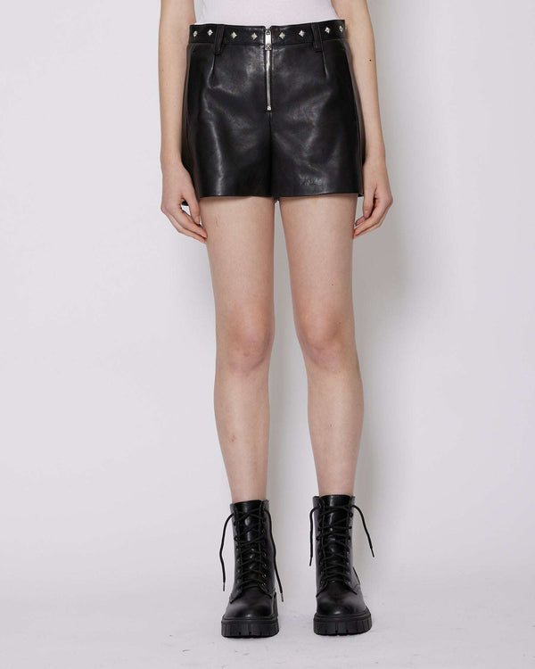 Shorts in leather with applications
