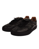 Sneakers con linguetta sovrapposta e dettagli distintivi