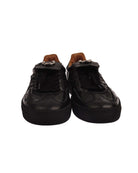 Sneakers con linguetta sovrapposta e dettagli distintivi