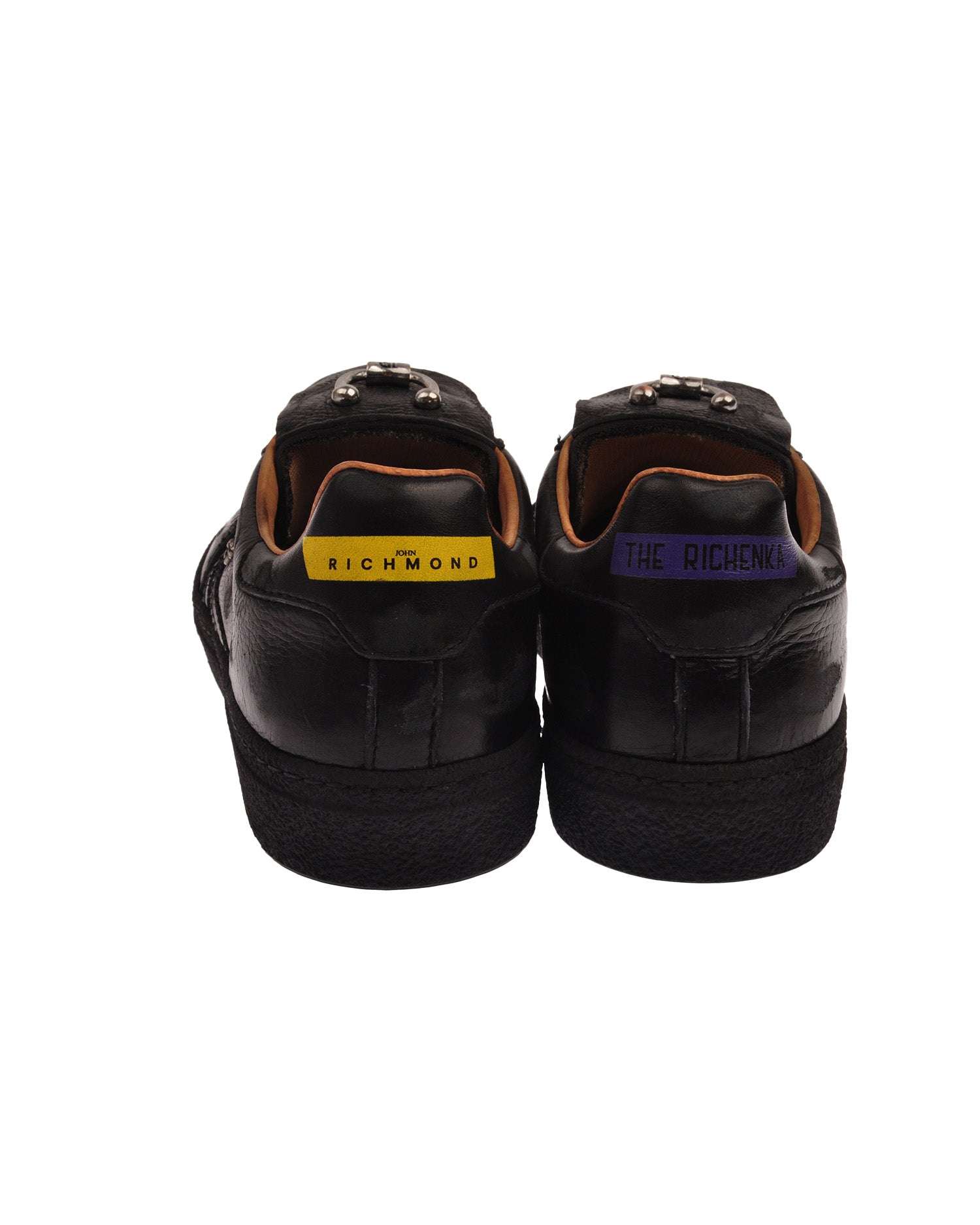 Sneakers con linguetta sovrapposta e dettagli distintivi