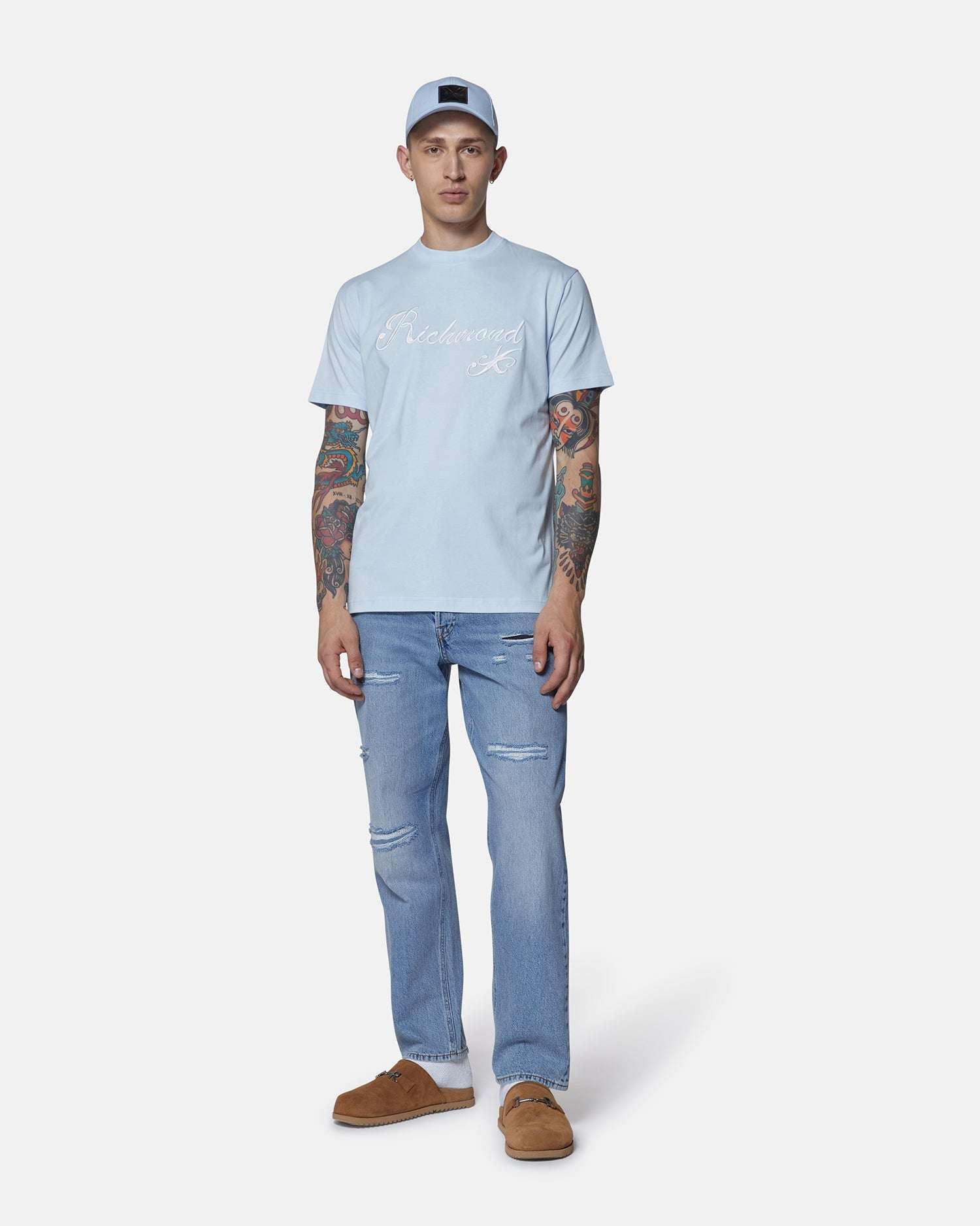 Short-sleeved T-shirt with embroidered logo and refined design