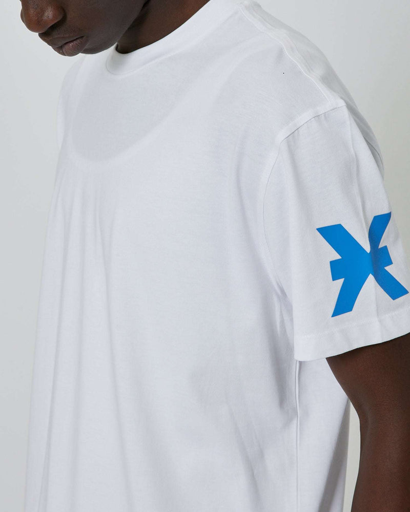 T-shirt basic con logo applicato sulla manica