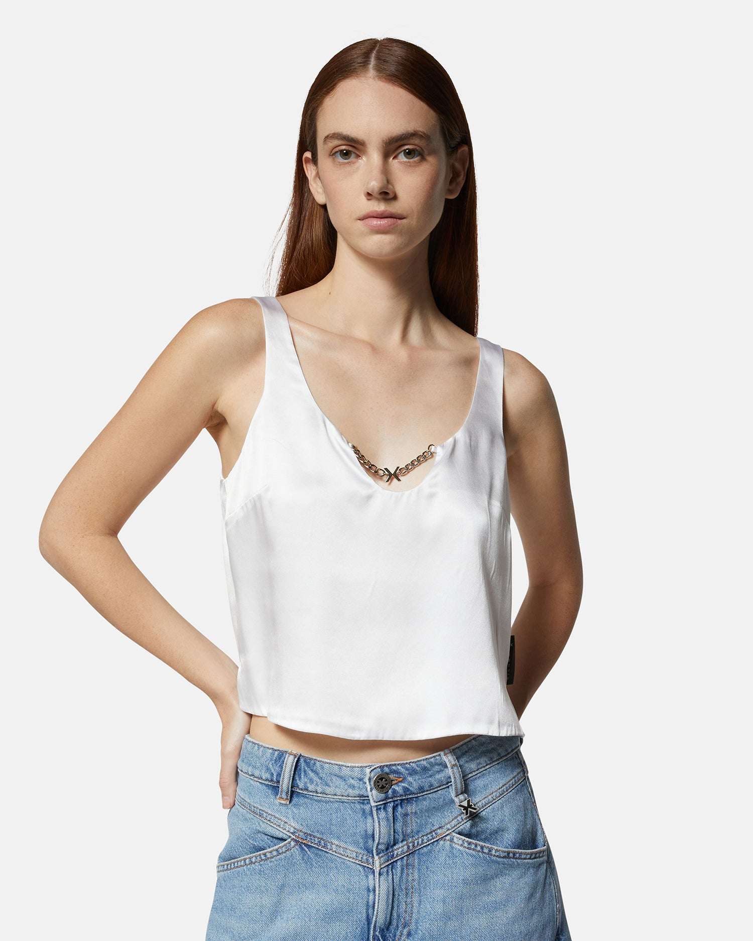 Top in raso bianco con scollo a V e dettaglio gioiello Top