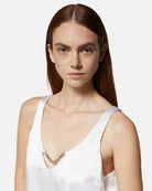 Top in raso bianco con scollo a V e dettaglio gioiello Top