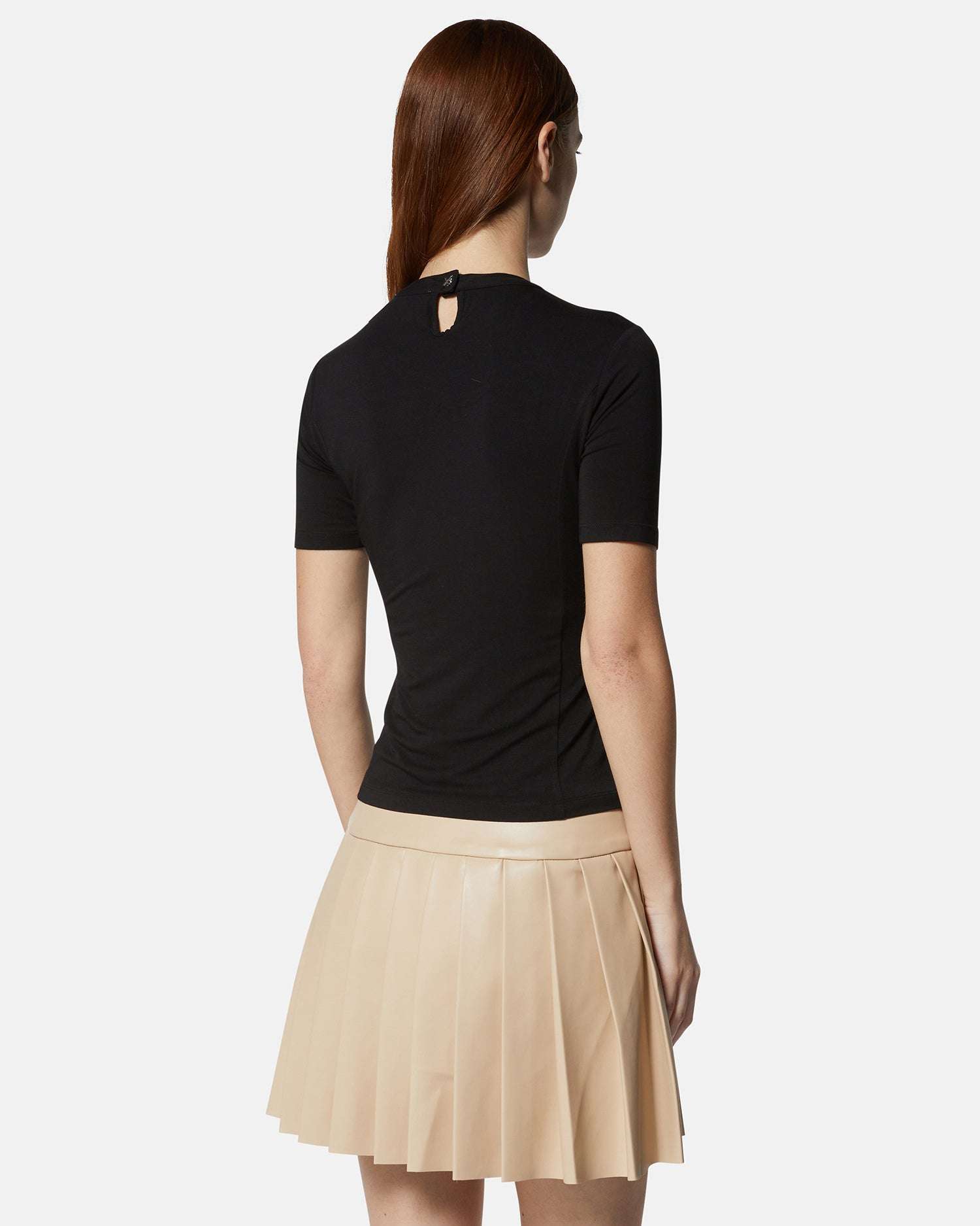 Top nero aderente con dettagli laterali e gonna plissettata beige Top